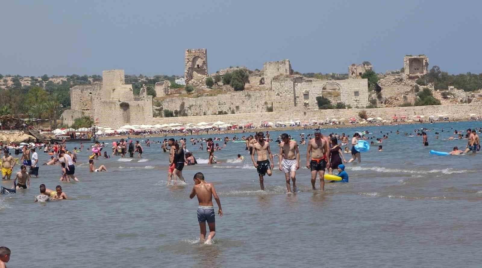 Tatilciler Mersin'e akın etti, sahiller doldu