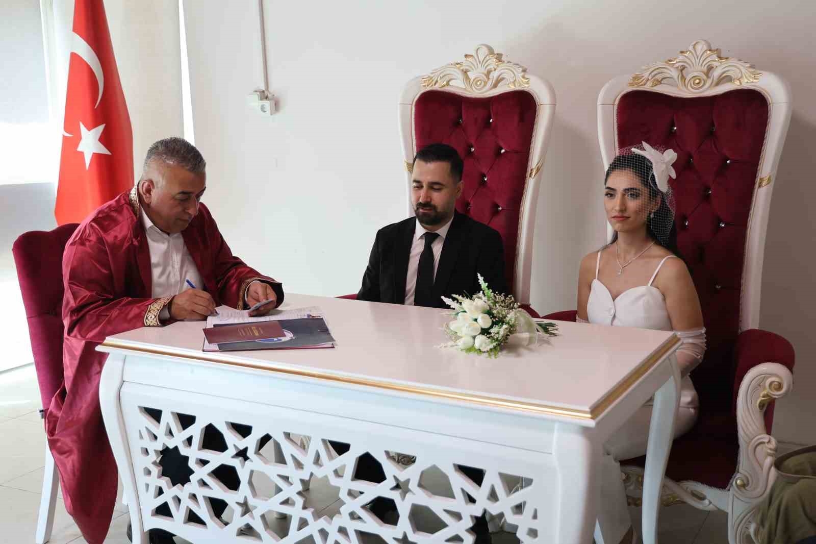 Tatili fırsat bilen çiftler, evlendirme dairelerine koştular