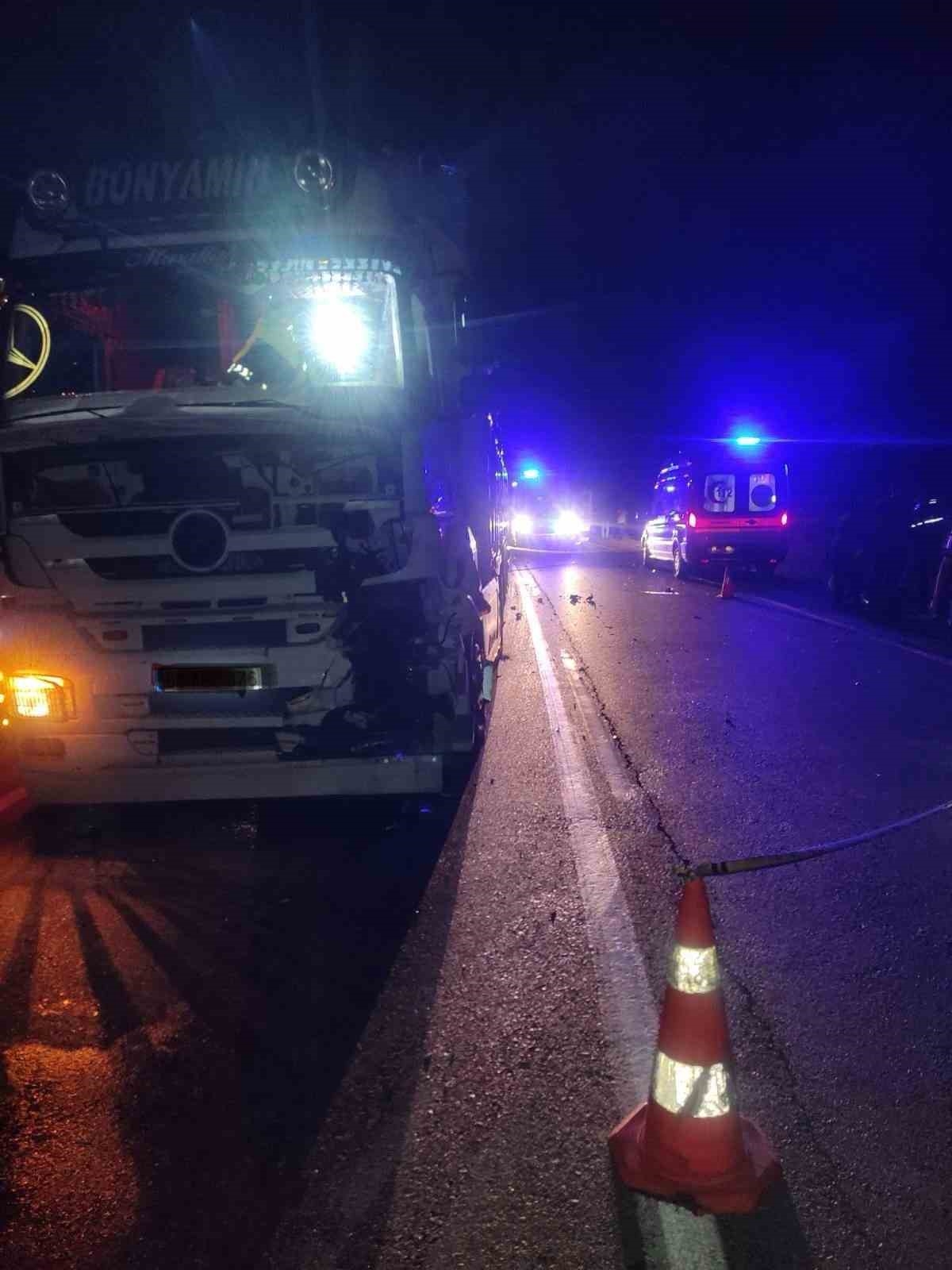 Tır ile çarpışan motosiklet sürücüsü hayatını kaybetti