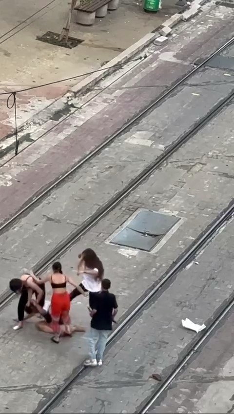 Tramvay yolunda kadınların saç saça baş başa kavgası kamerada
