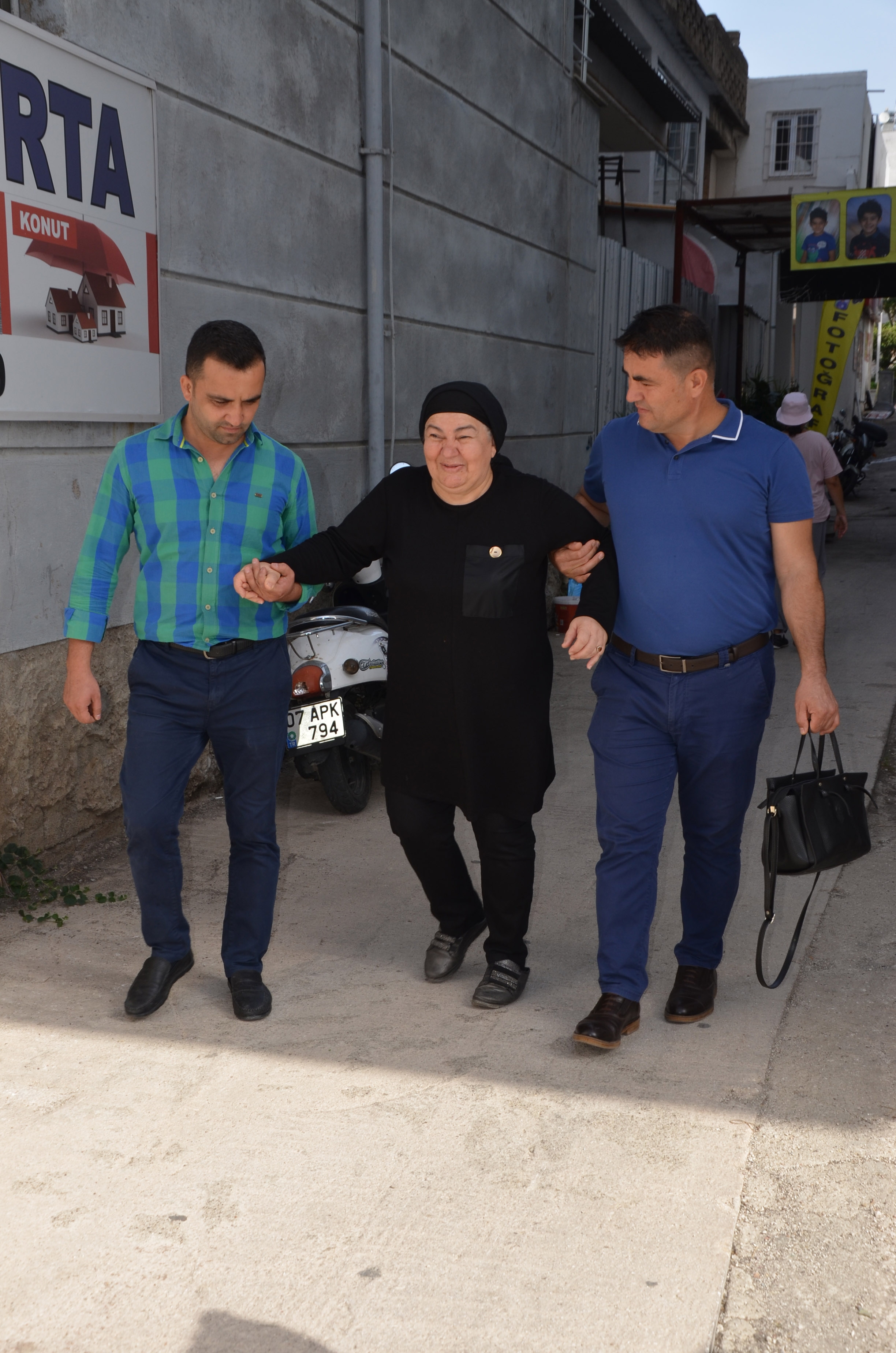 Yakalanınca çantasındaki parayı çaldığı kadından özür dileyip, helallik istedi