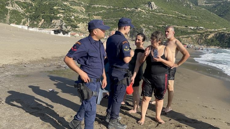 Yoğunluk yaşanan Samandağ sahilinde vatandaşlara boğulmalara karşı uyarı