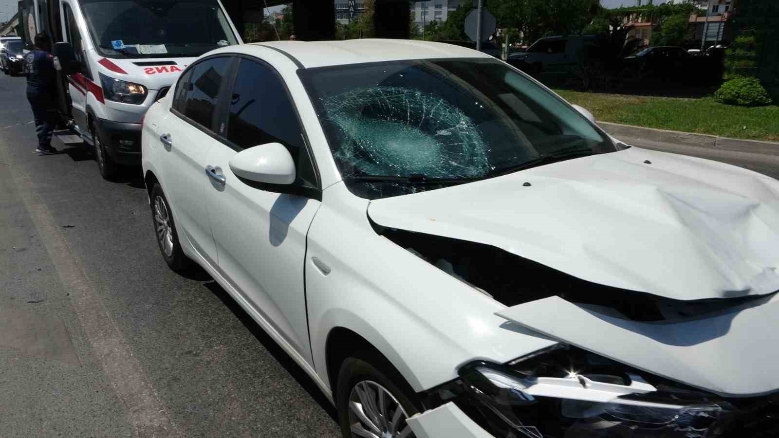 10 metrelik mesafede 2 kez kırmızı ışıkta geçti, hastanelik oldu