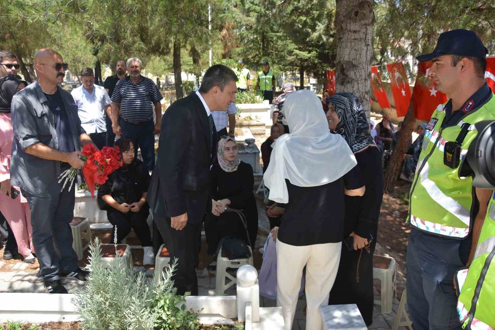 15 Temmuz şehidi Ağaroğlu, mezarı başında anıldı