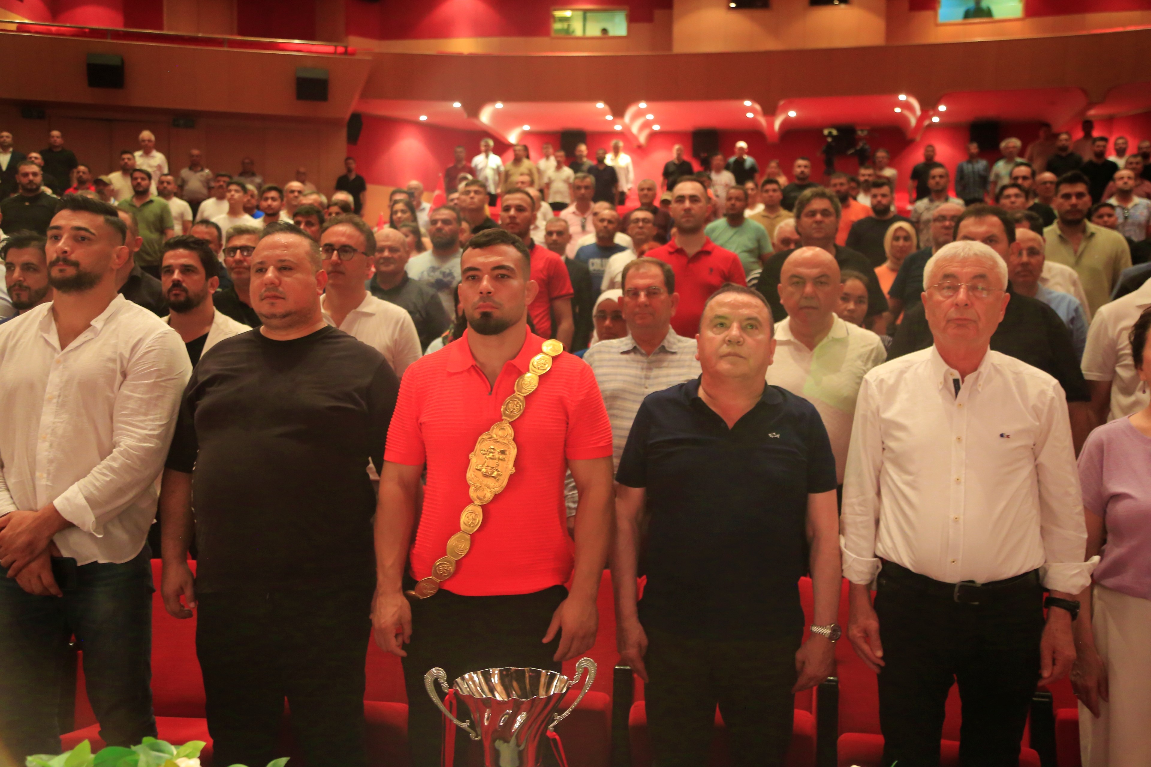 Başpehlivan Zeybek için özel tören