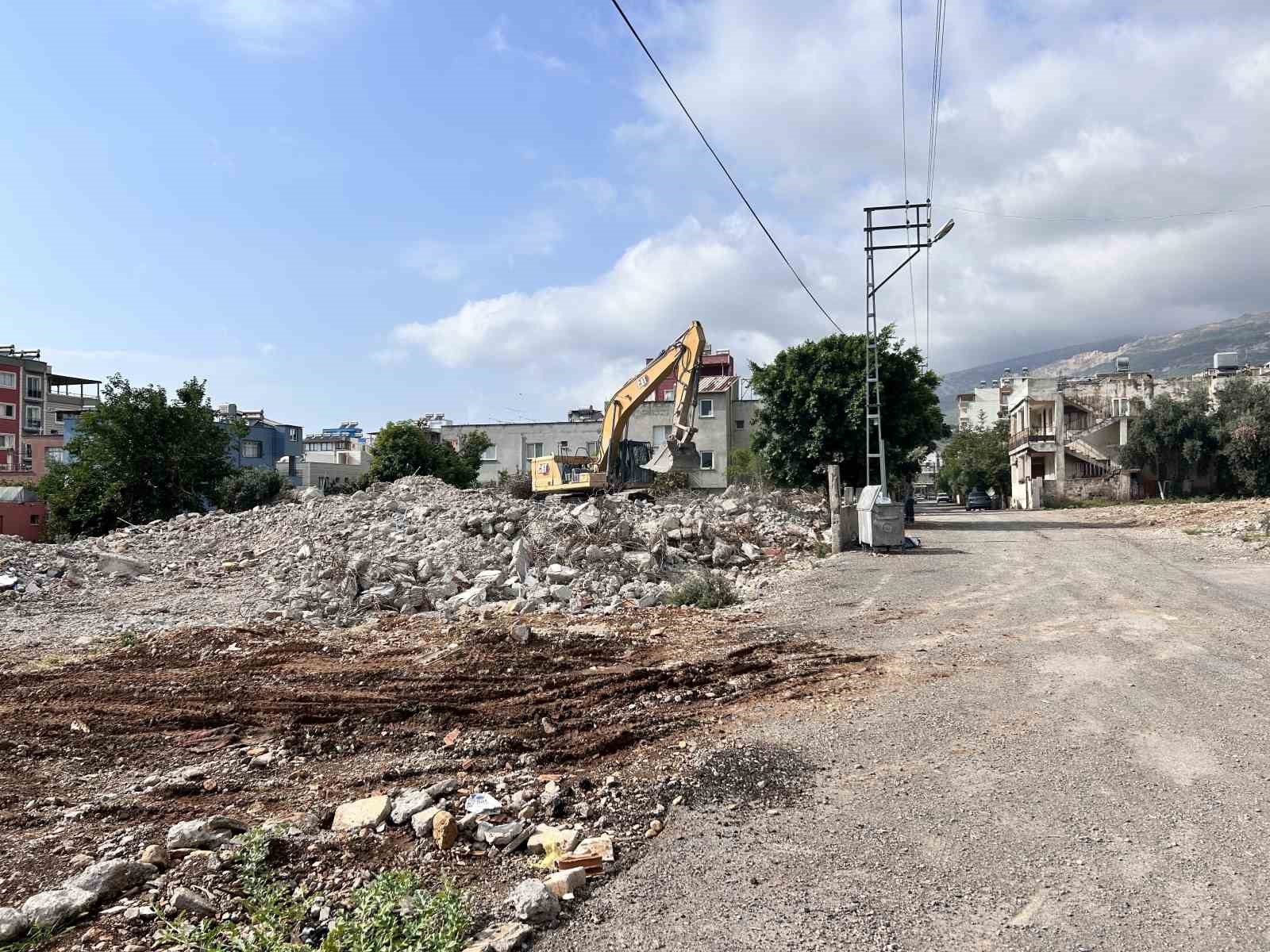 5 katlı bina iş makinesinin darbesiyle yerle bir oldu