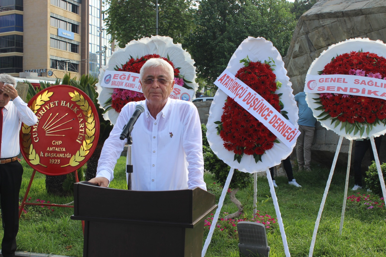 Lozan Antlaşması’nın 101 Yıl Dönümünde Atatürk Anıtı’na Çelenk Bırakıldı