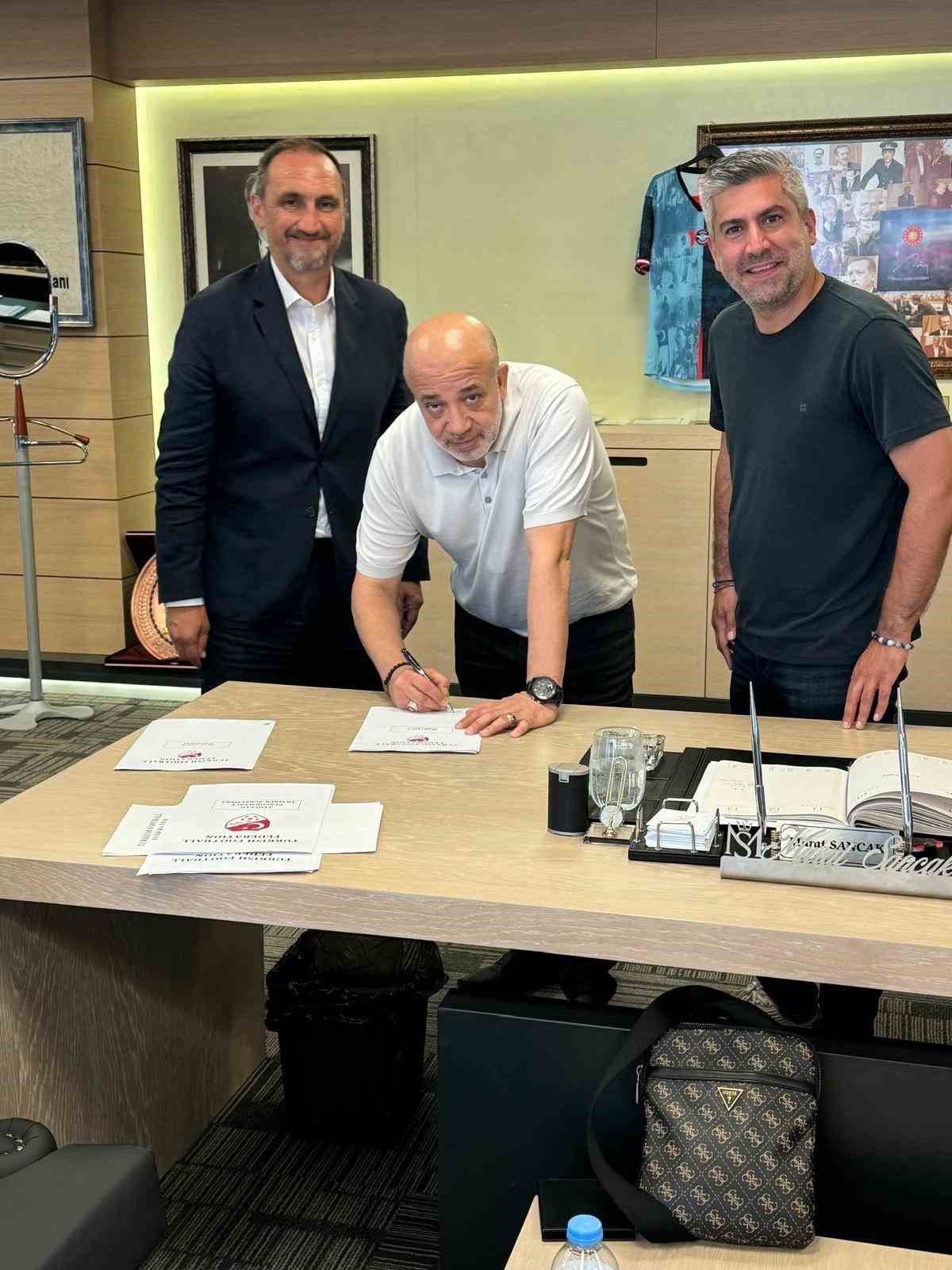 Adana Demirspor, teknik direktörlük görevine Michael Valkanis'i getirdi