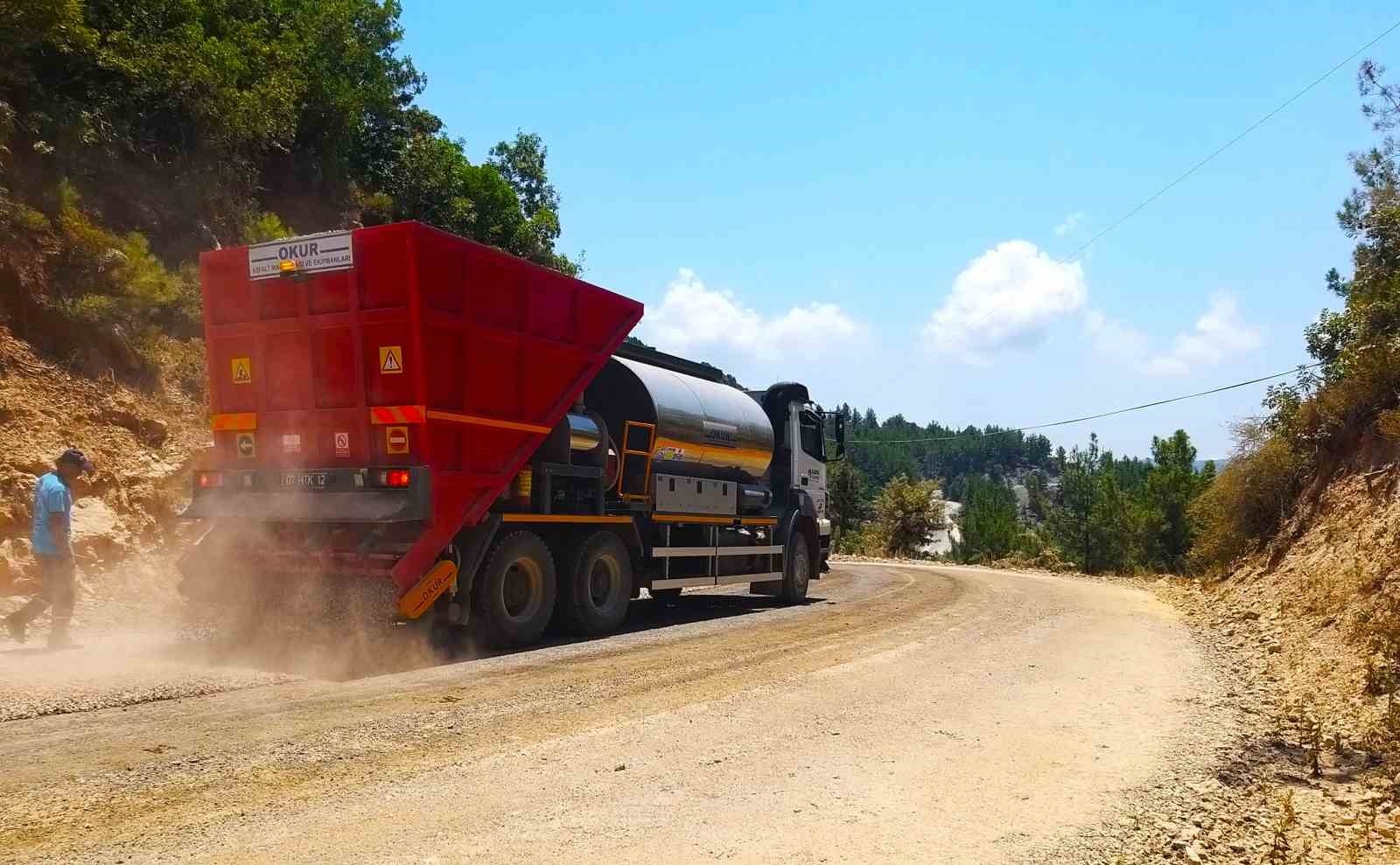 Alanya Belediyesi'nden 4 mahalleyi bağlayan yolda asfalt çalışması