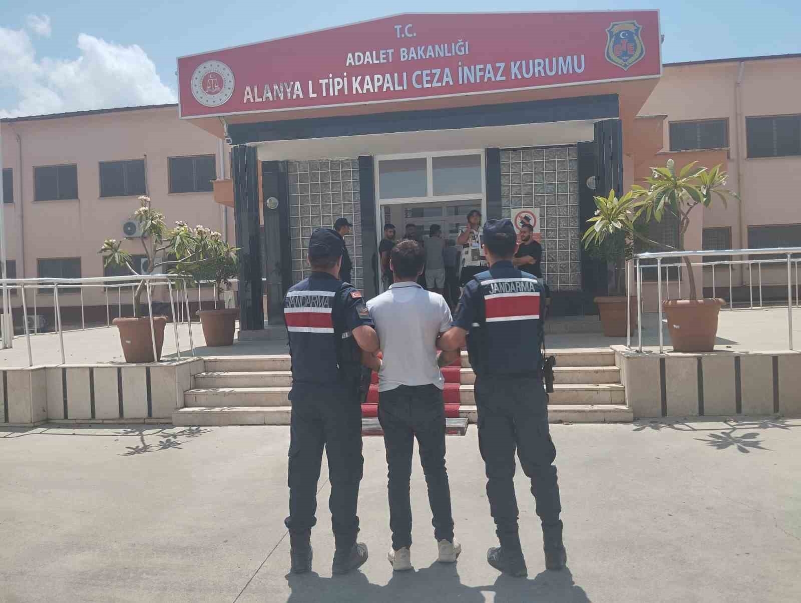 Alanya'da 25 yıl kesinleşmiş hapis cezasıyla aranan şahıs yakalandı