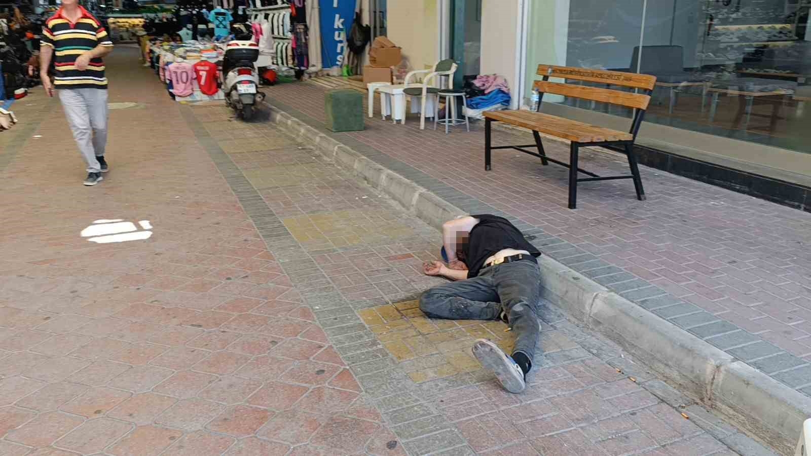 Aldığı uyuşturucunun etkisi sıcakla birleşince kriz geçirip yere yığıldı, o anlar kameraya yansıdı