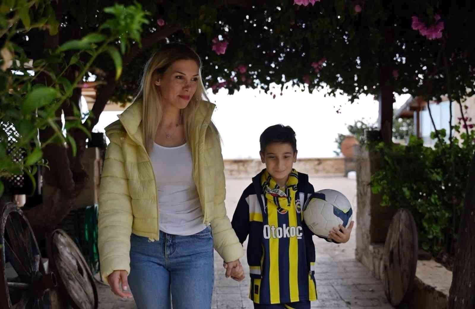 Annesiyle birlikte şehir şehir dolaşıp 5 milyon kişiden kan toplayan Ares'ten güzel haber
