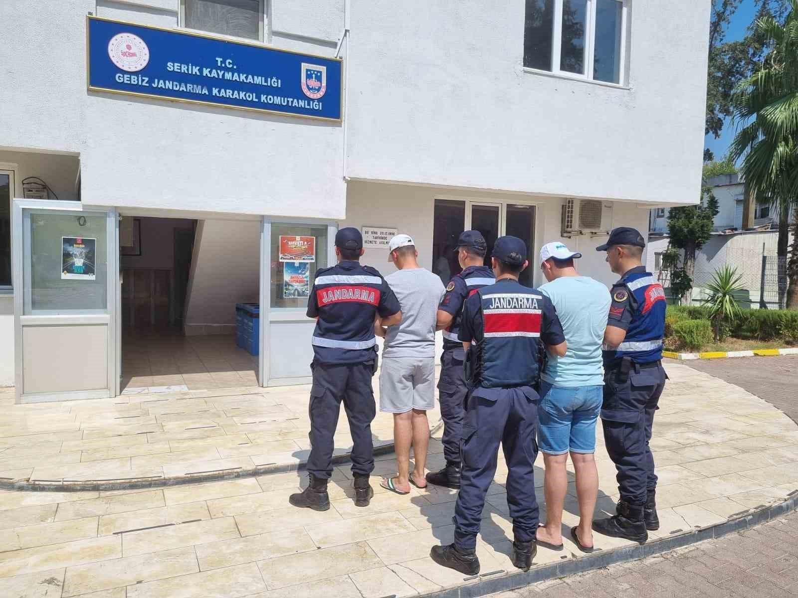 Antalya'da, 1'i kırmızı bültenle aranan 39 şahıs yakalandı