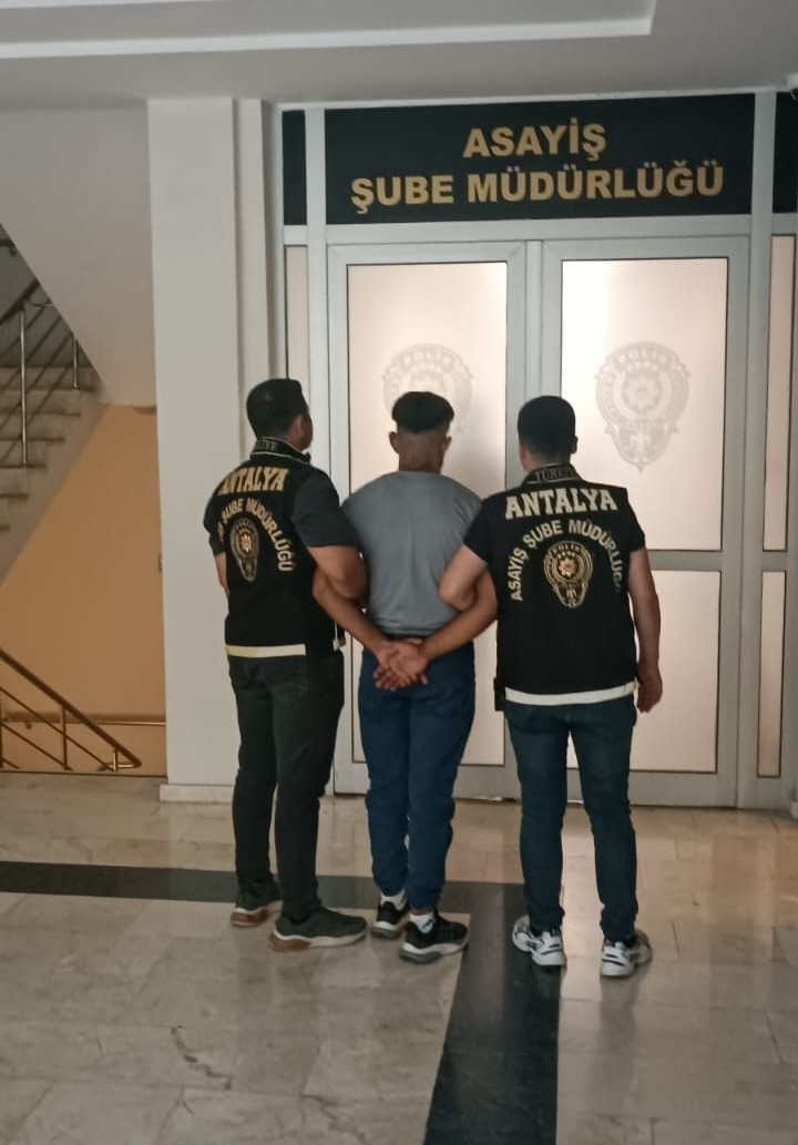 Antalya'da 25 yıl kesinleşmiş hapis cezasıyla aranan firari yakalandı