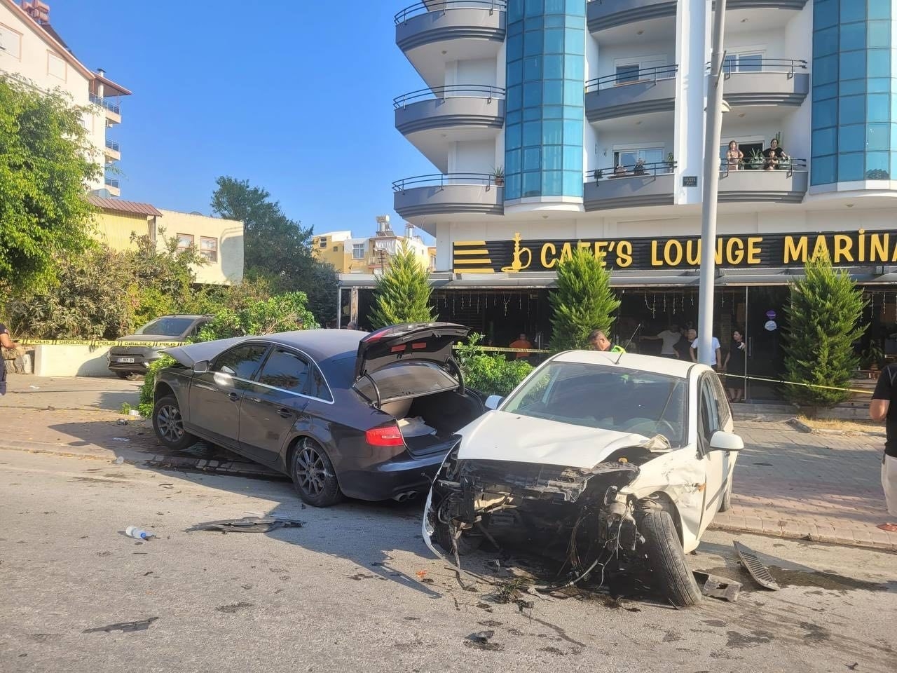 Antalya'da aracın motorunu yerinden fırlatan kaza: 3 yaralı