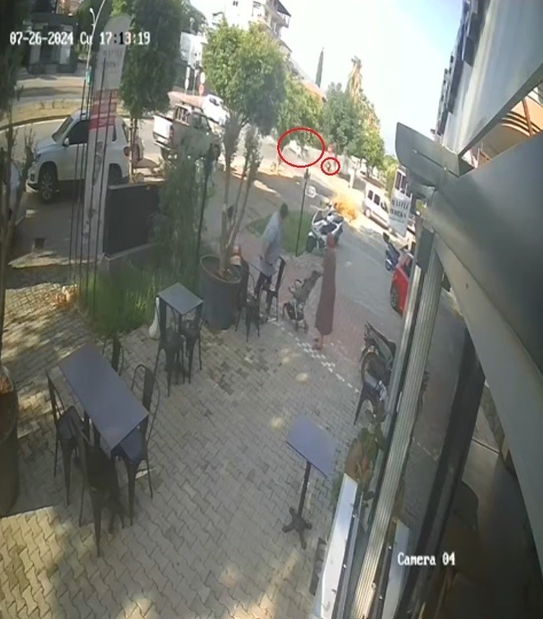 Antalya'da aracın motorunu yerinden fırlatan kaza: 3 yaralı