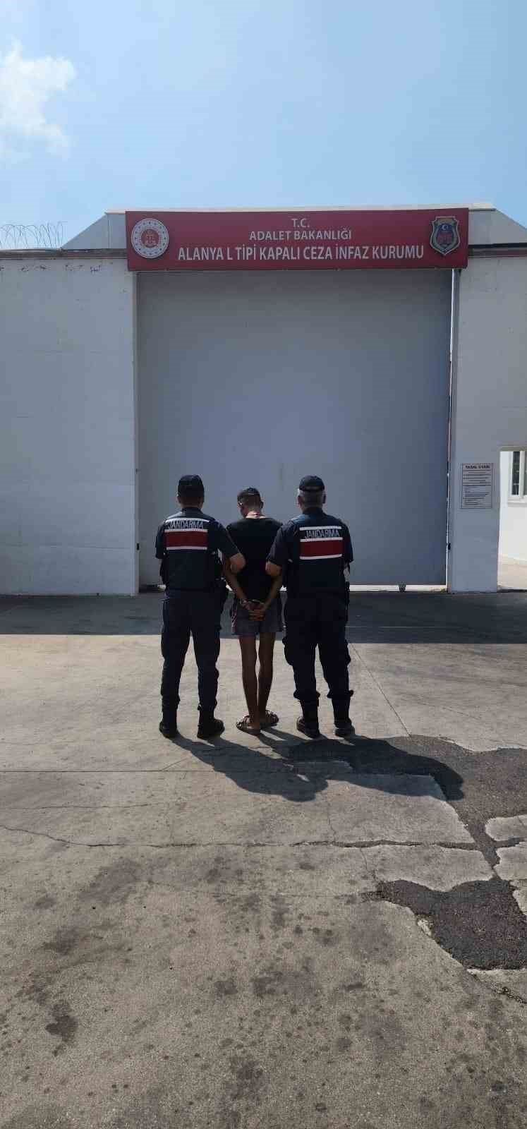 Antalya'da çocuğu kasten öldürmek suçundan 33 yıl hapis cezasıyla aranan şahıs yakalandı