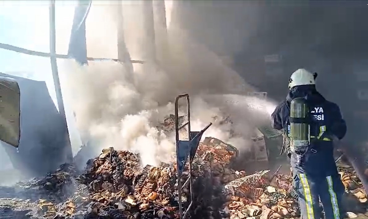 Antalya'da halk ekmek fabrikasının deposu alev alev yandı