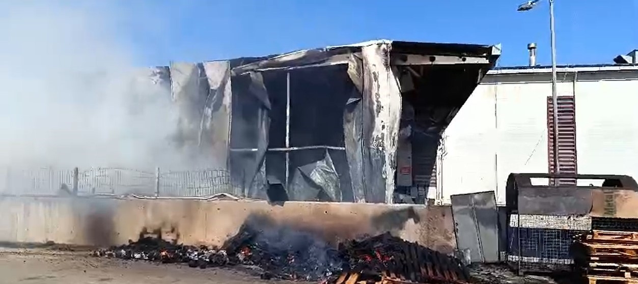 Antalya'da halk ekmek fabrikasının deposu alev alev yandı