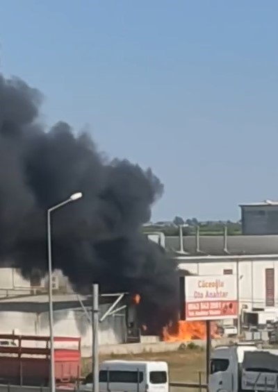 Antalya'da halk ekmek fabrikasının deposu alev alev yandı