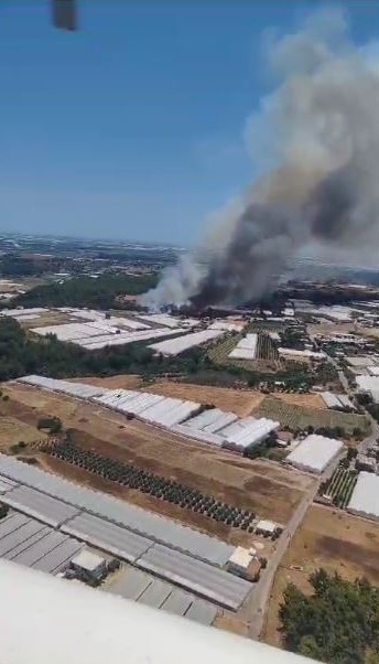 Antalya'da orman dışı otluk alanda yangın