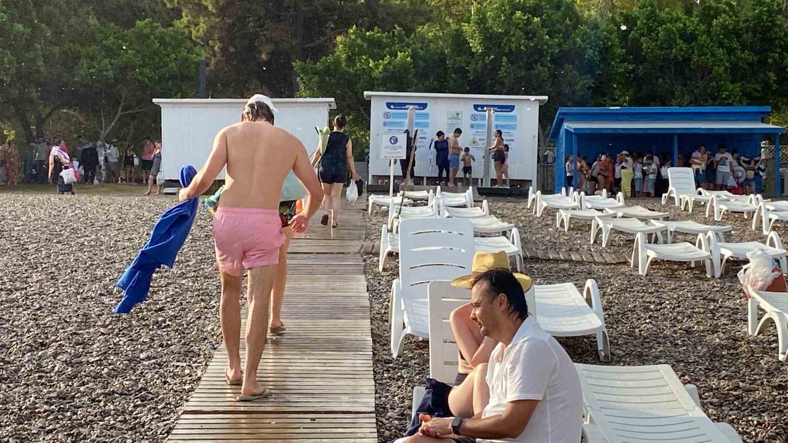 Antalya'da yağmur tatilcilere zor anlar yaşattı, gökkuşağı teselli oldu