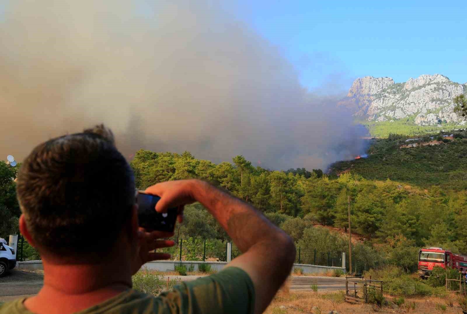 Antalya'daki orman yangınında 7 ev boşaltıldı