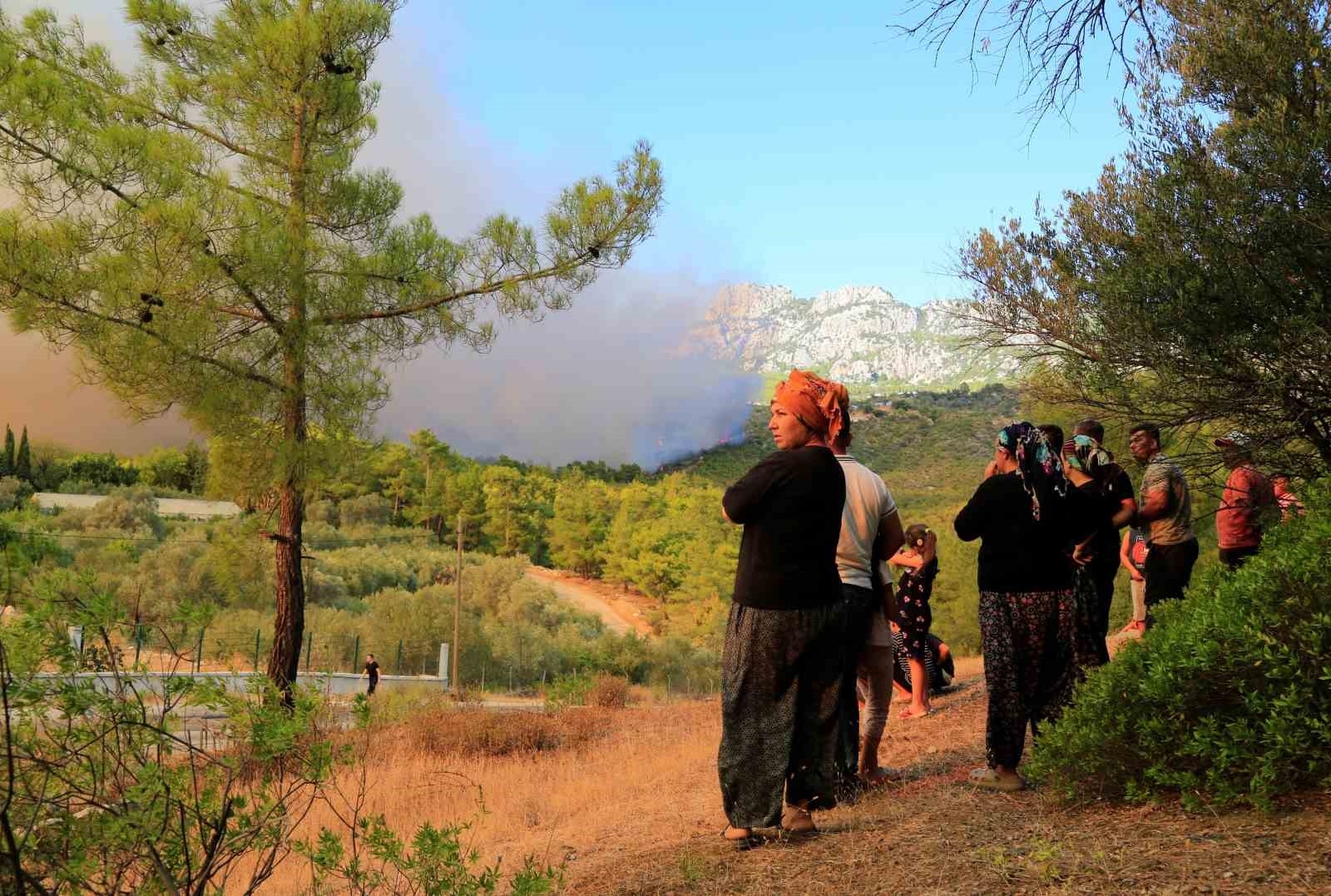 Antalya'daki orman yangınında 7 ev boşaltıldı