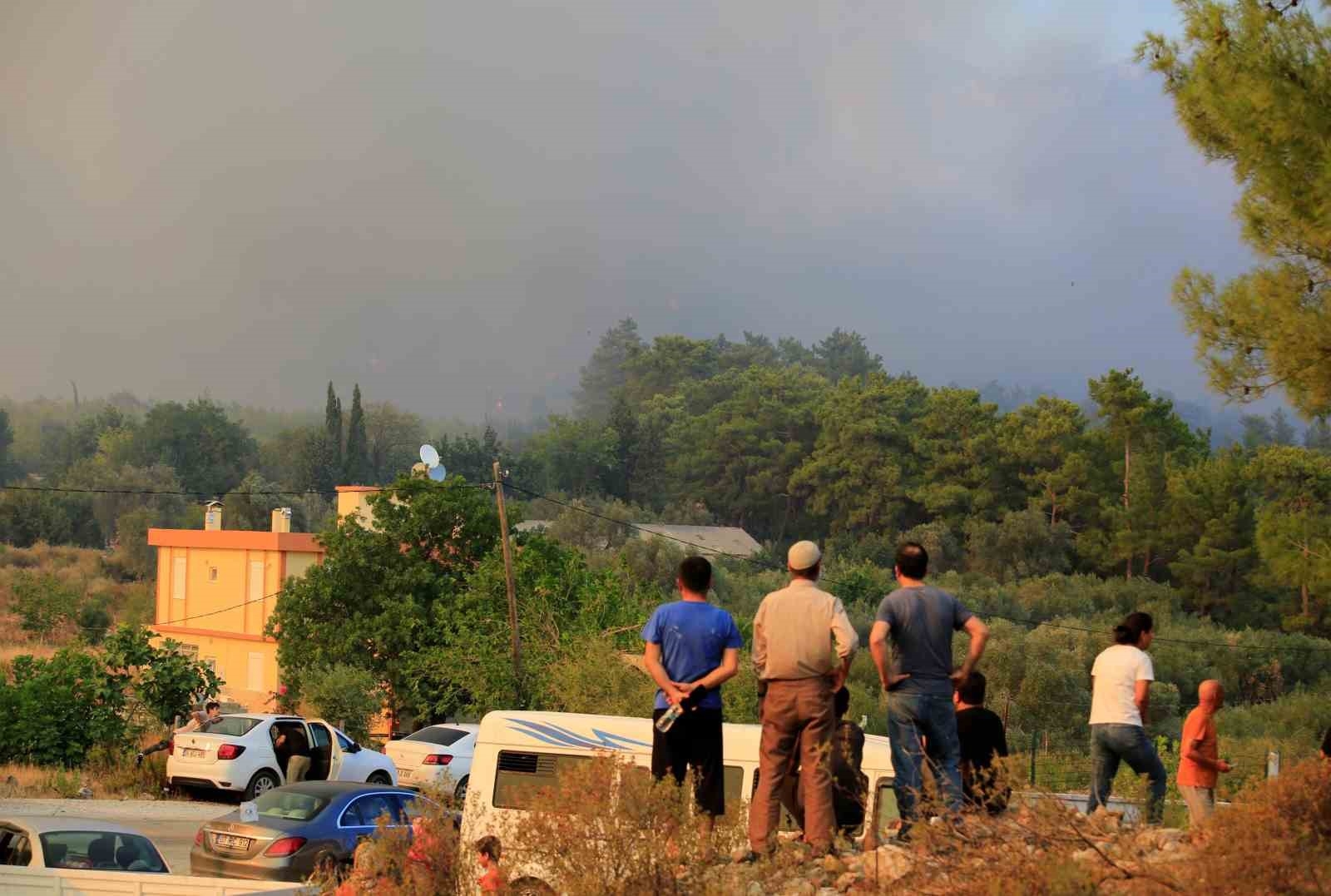 Antalya'daki orman yangınında 7 ev boşaltıldı