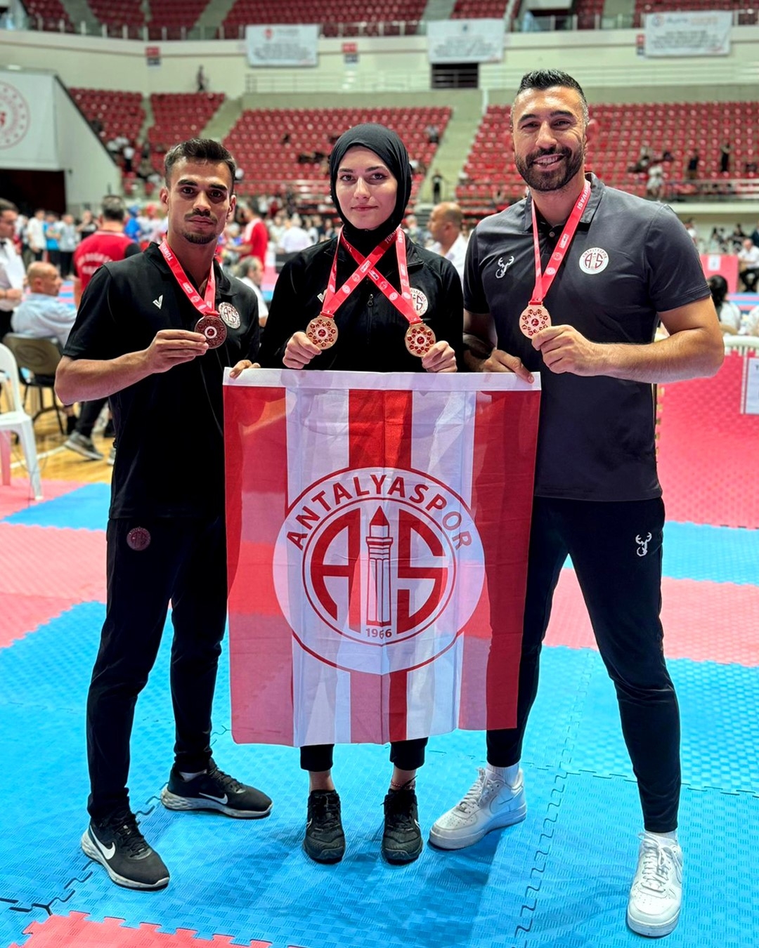 Antalyasporlu boksörler, Konya'da 4 madalya kazandı