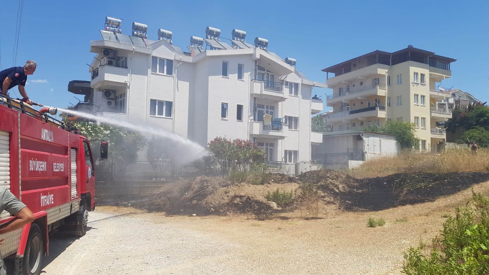 Arazideki yangın büyümeden söndürüldü