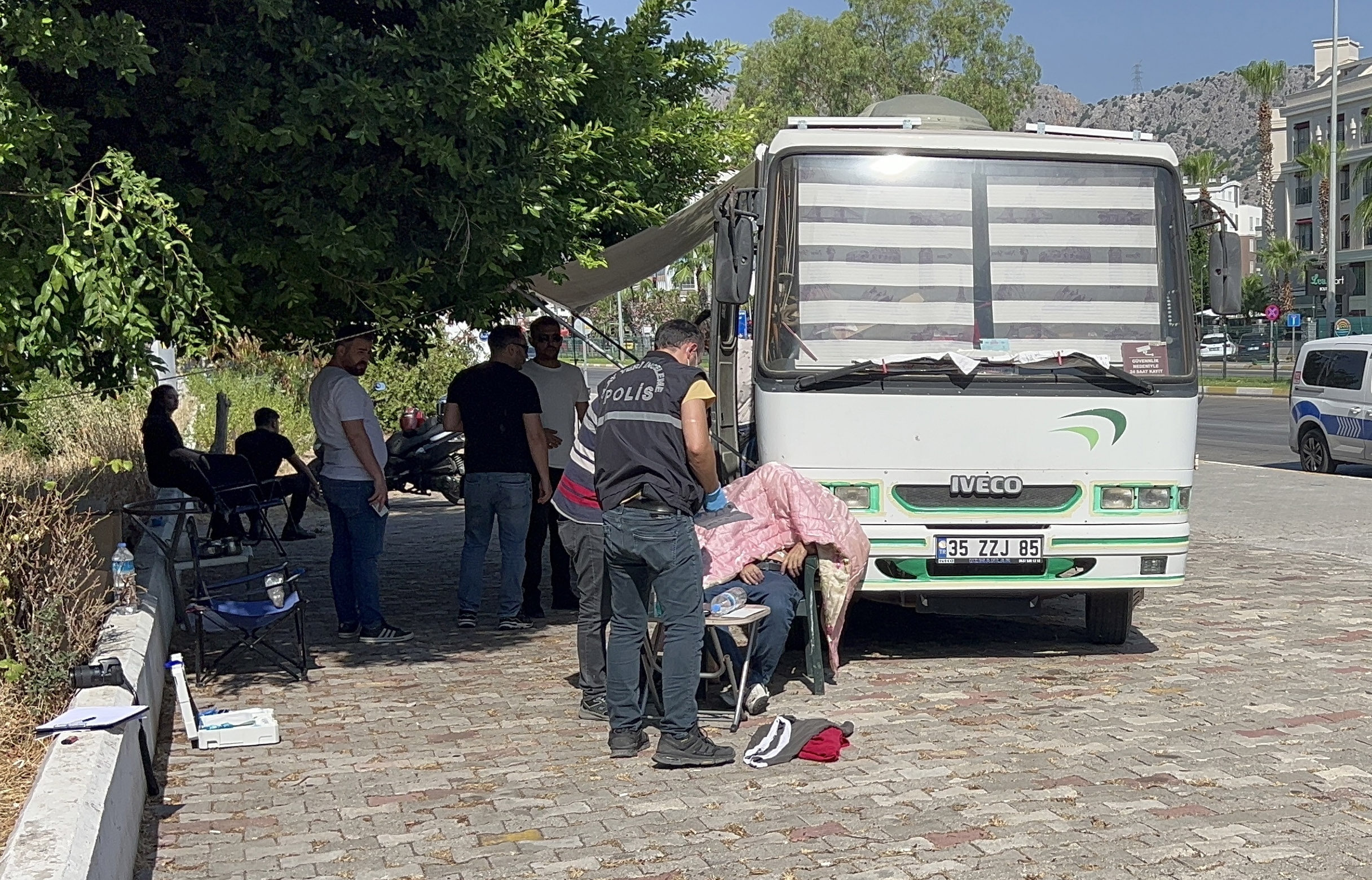 Arkadaşını sandalye üzerinde ölü buldu