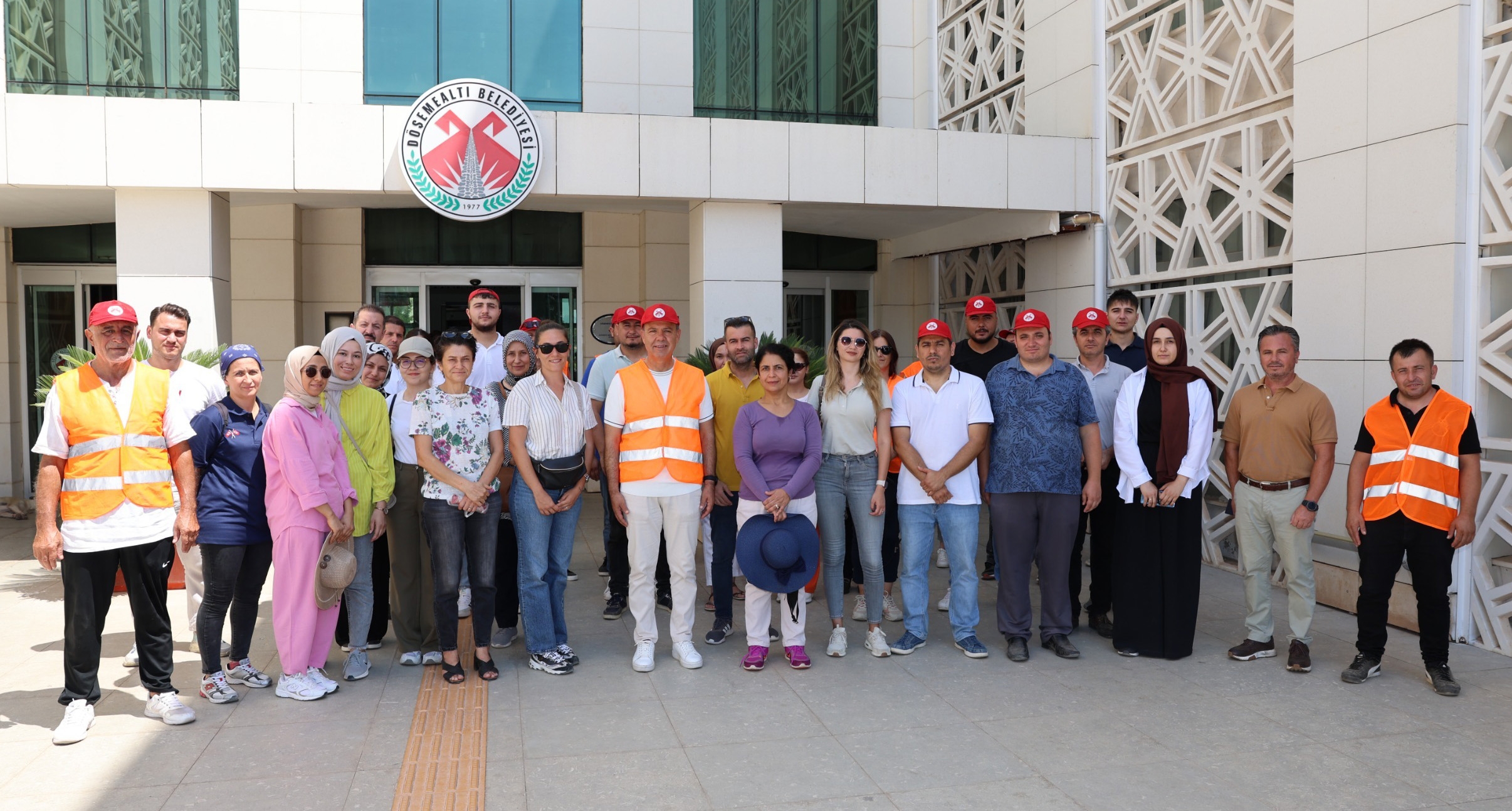 Başkan, gönüllü personelle sokakta çöp topladı
