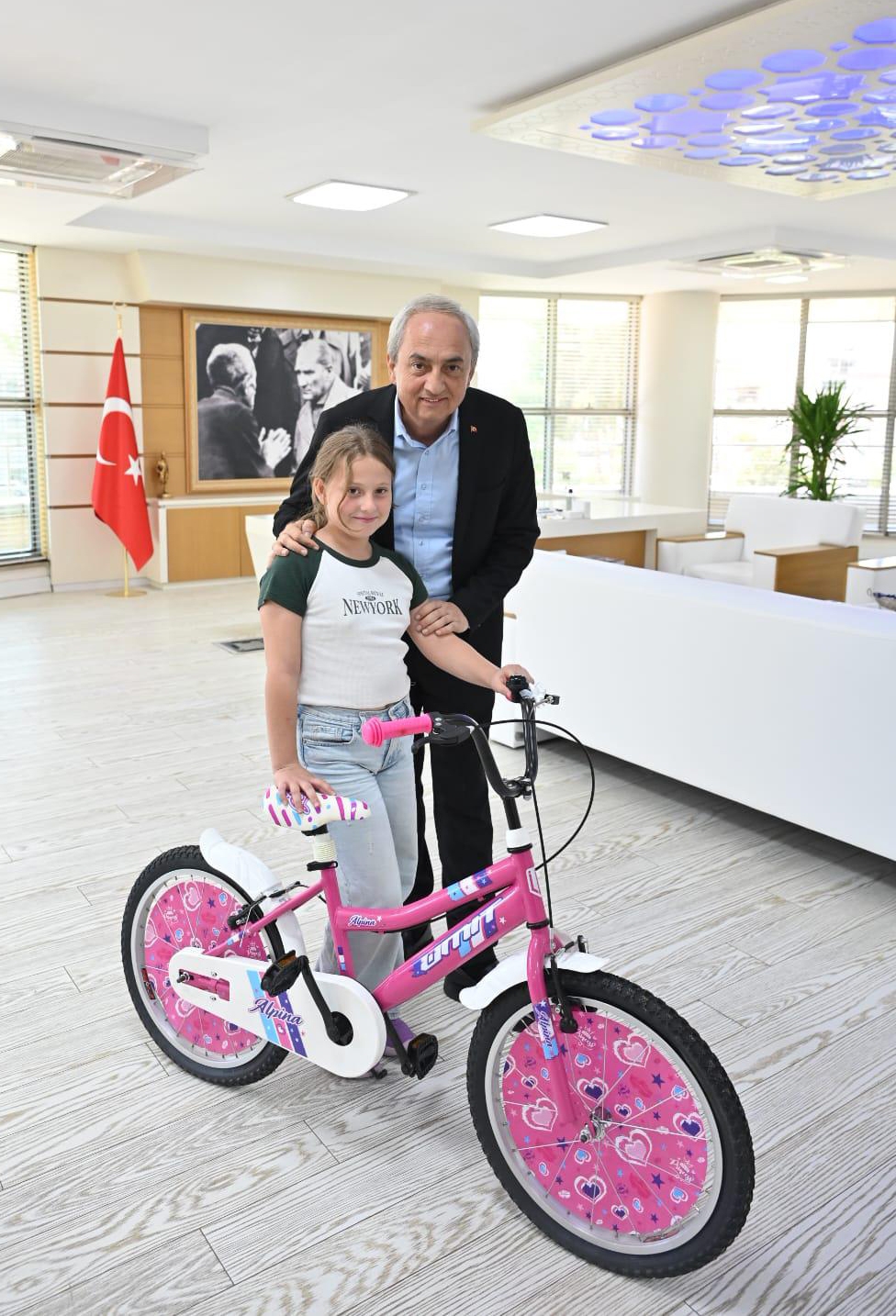 Başkan Kocagöz'den küçük Seher'e bisiklet