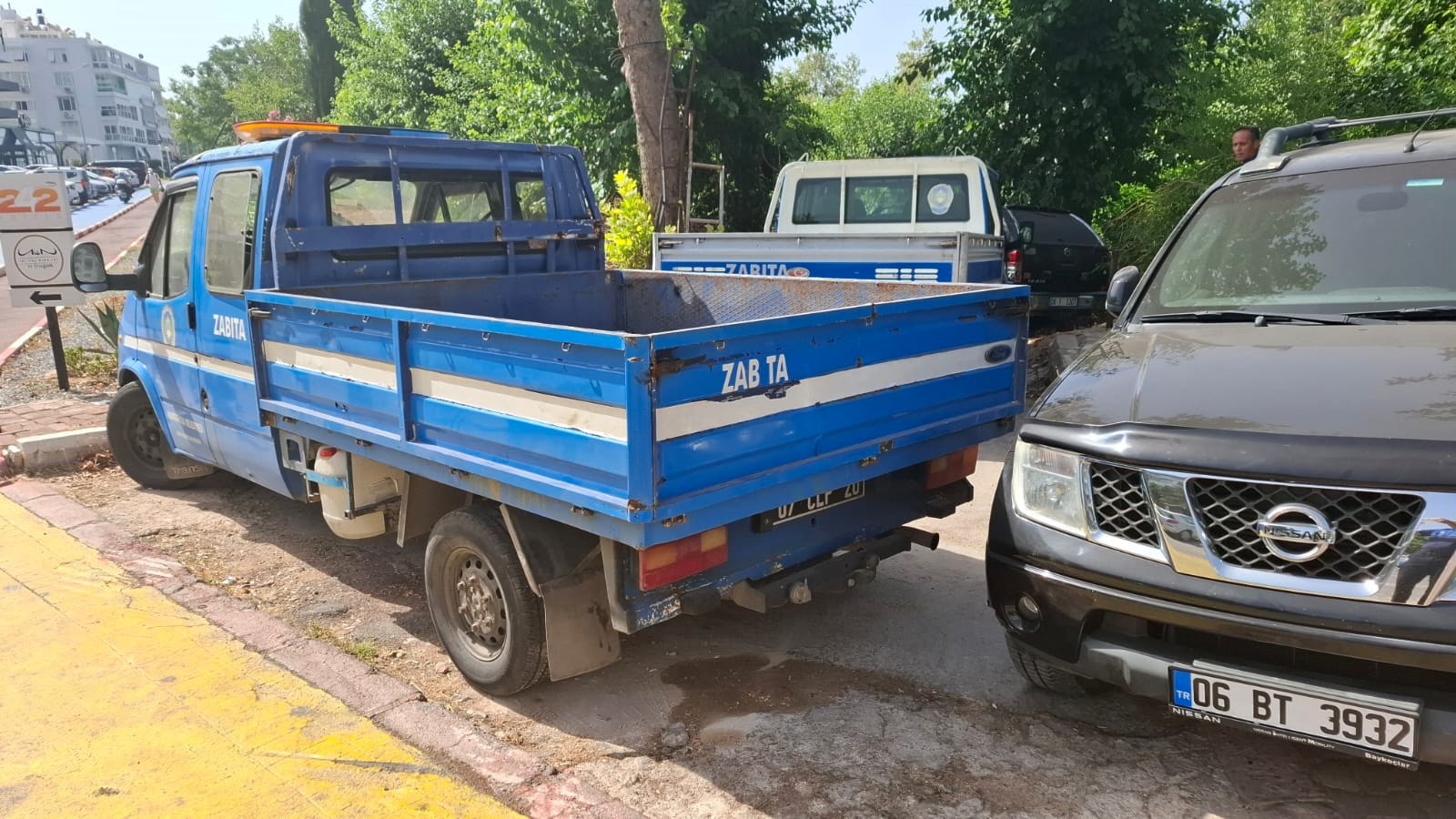 Belediyenin çalışma yaptığı alandaki araçlar çekiciyle çektirildi, giriş araçla kapatıldı