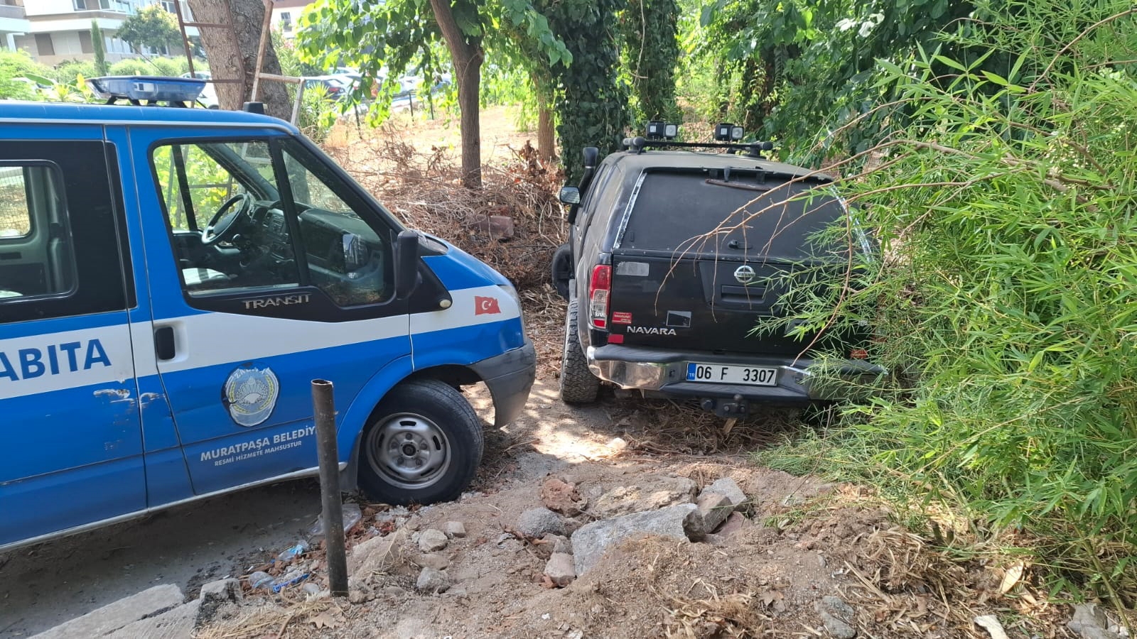 Belediyenin çalışma yaptığı alandaki araçlar çekiciyle çektirildi, giriş araçla kapatıldı