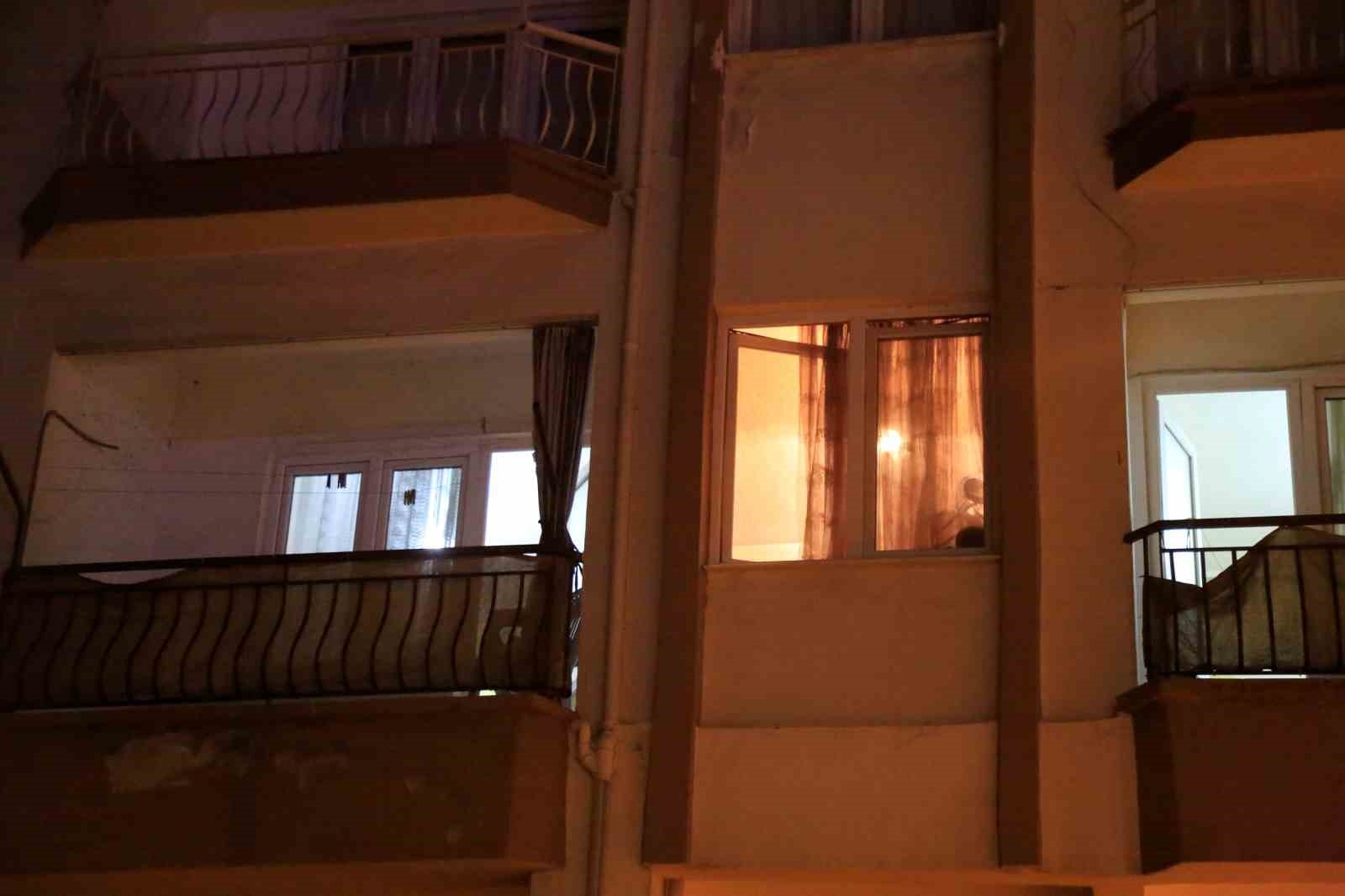 Binayı saran ağır koku ihbarına gelen polis ekipleri daire sahibinin cansız bedeni ile karşılaştı