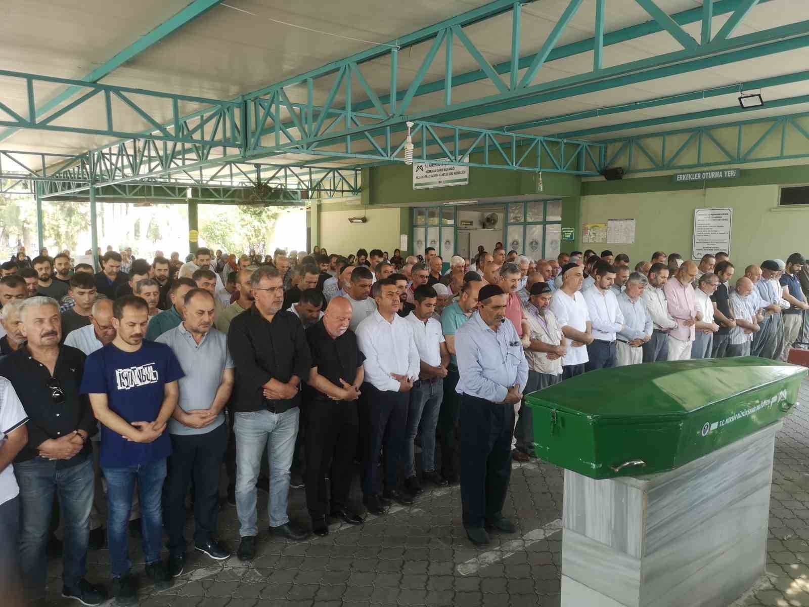 Bingöl'de madde bağımlısı şahsın bıçaklı saldırısında ölen yaşlı adam toprağa verildi