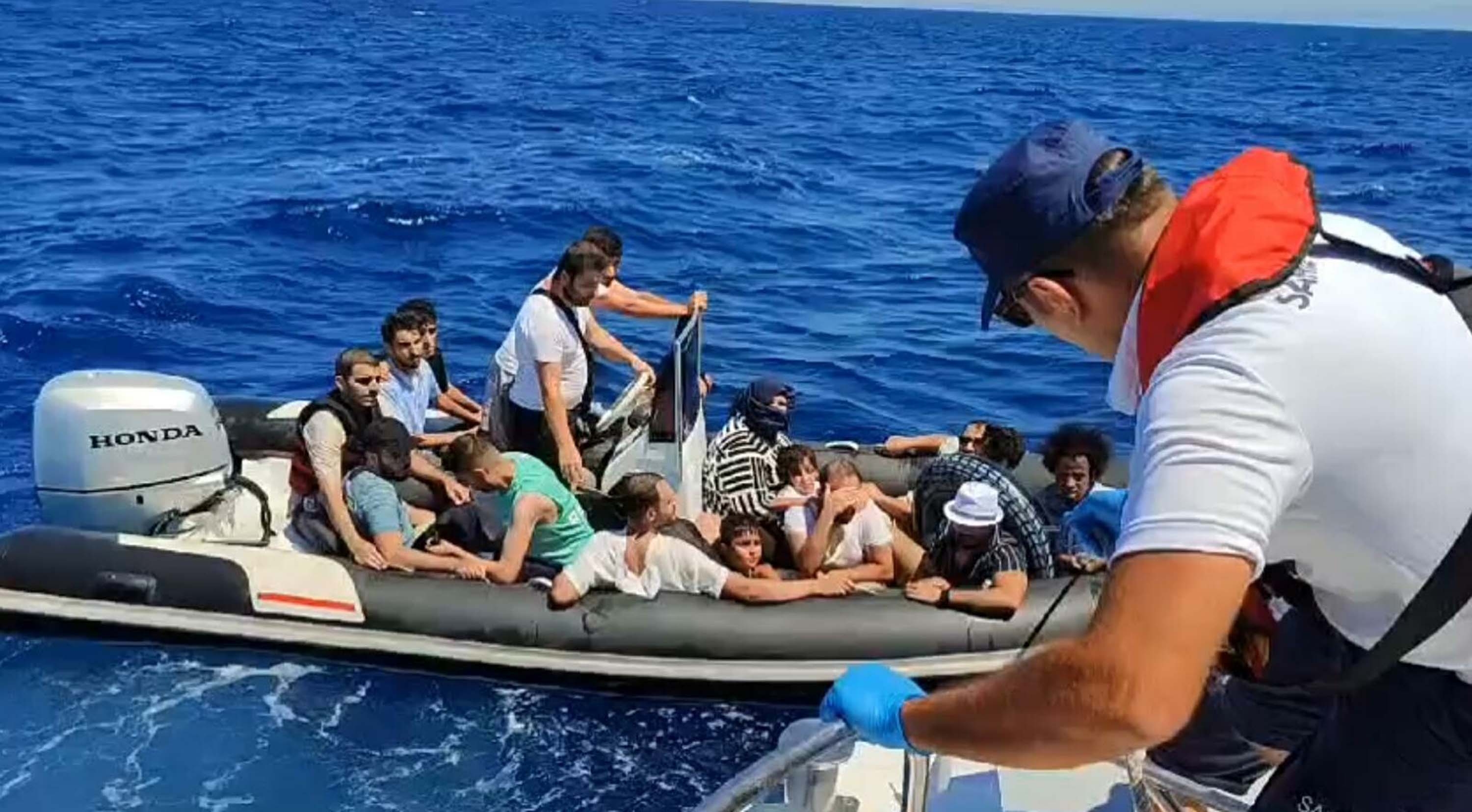Bodrum'da 17 kaçak göçmen ile 2 göçmen kaçakçısı yakalandı