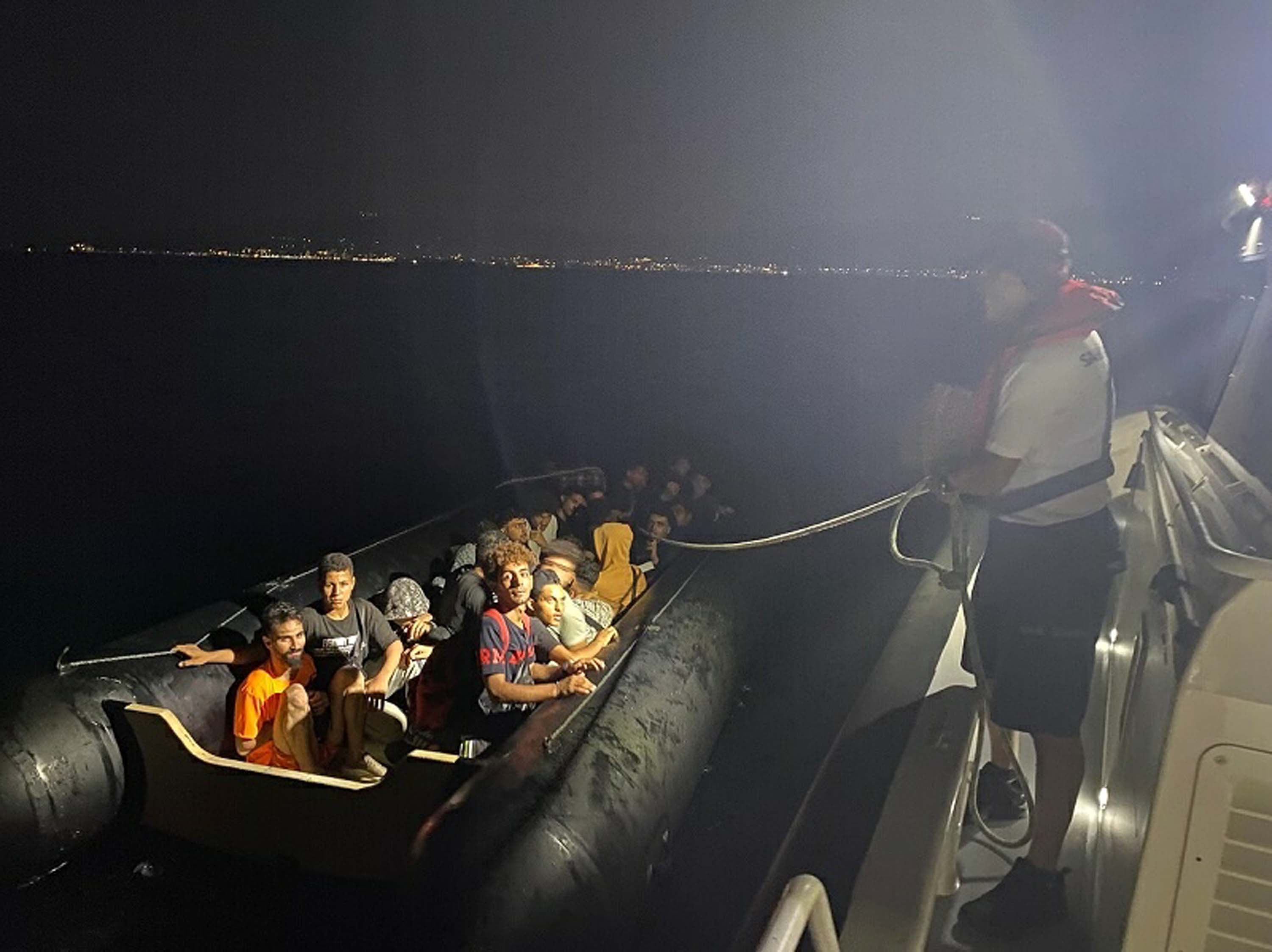 Bodrum'da 30 kaçak göçmen kurtarıldı