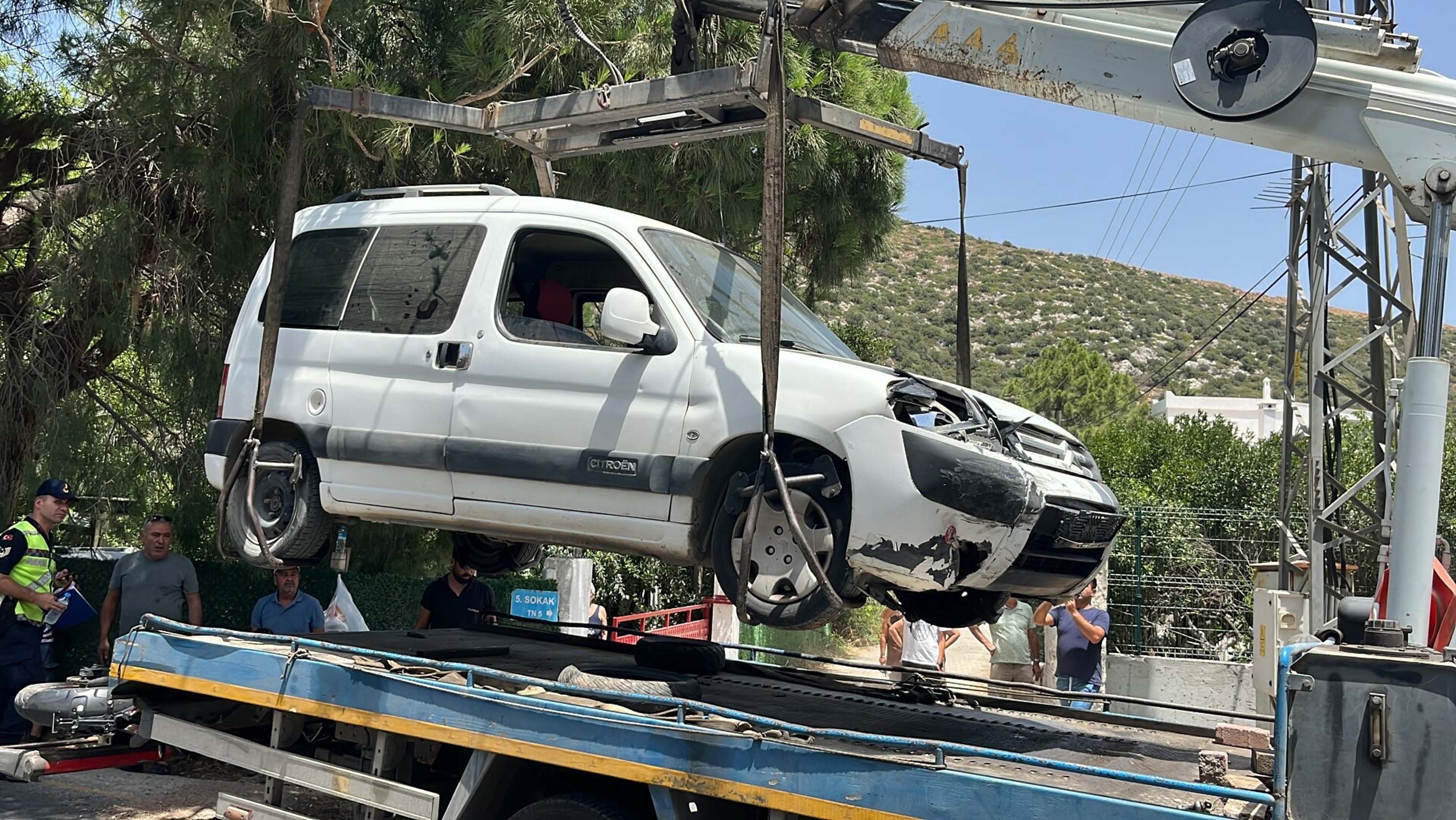 Bodrum'da hafif ticari araçla çarpışan motosikletteki 2 kişi öldü