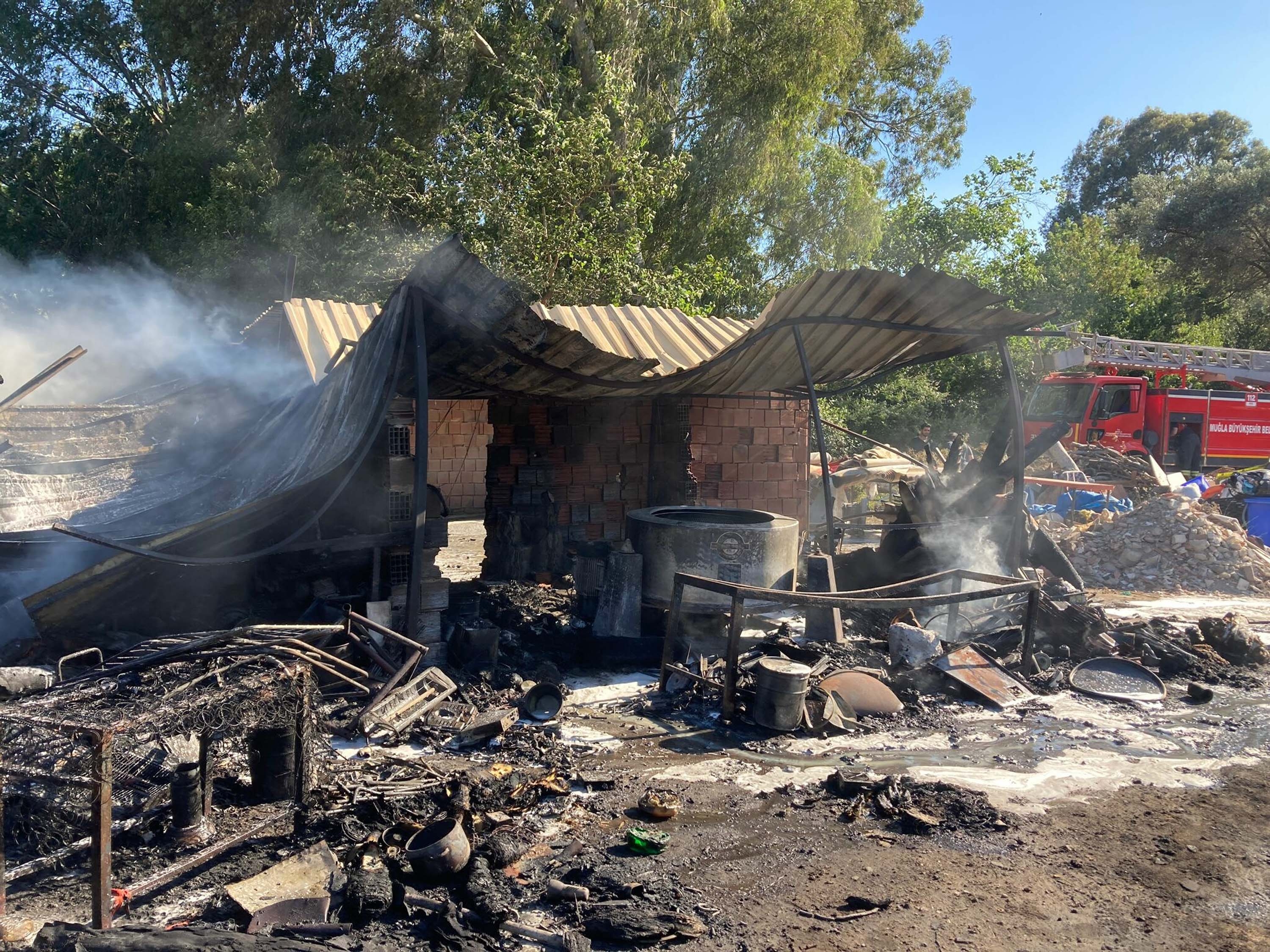 Bodrum'da hurdalık yangını halı yıkama tesisine sıçradı