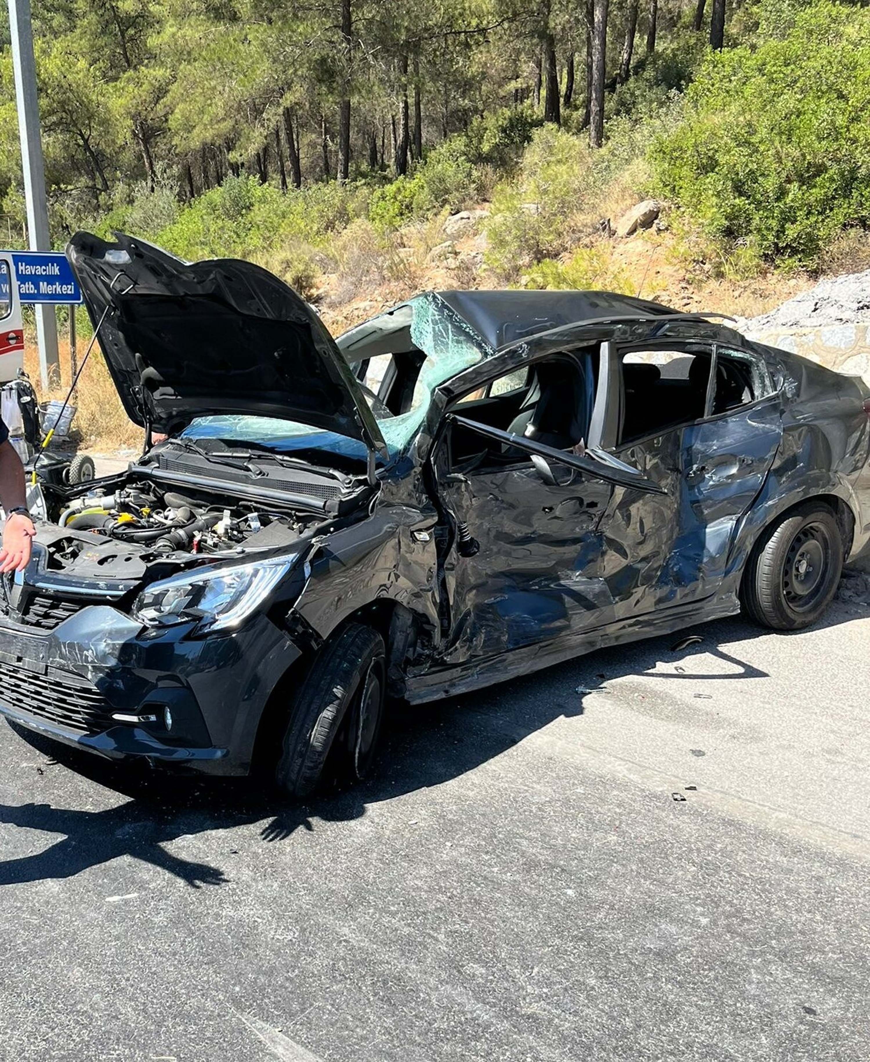 Bodrum'da kavşakta ışık ihlali yapan TIR, otomobile çarptı; 1 ölü, 1 yaralı