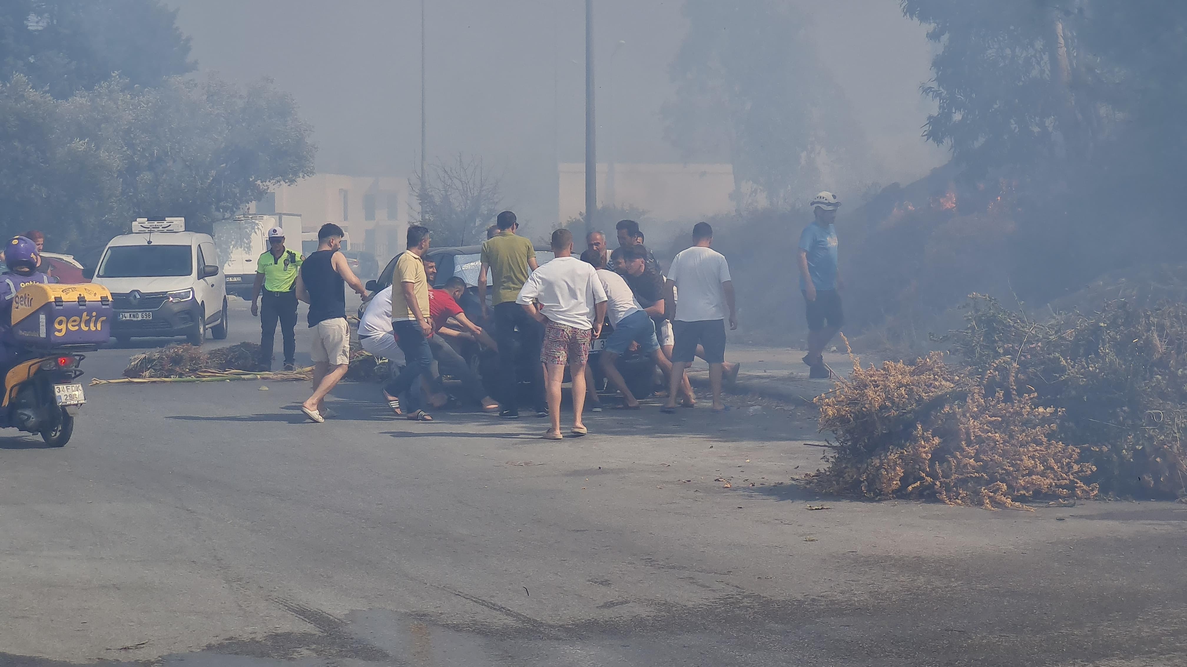 Bodrum'da otluk yangını; vatandaşlar otomobili kurtarmak için seferber oldu