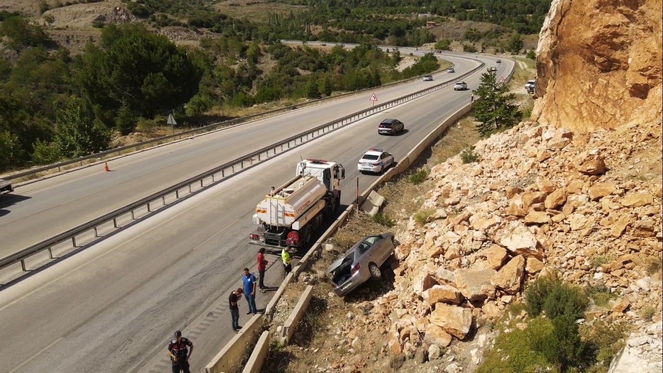 Burdur-Antalya yolunda kaza: Kontrolden çıkan otomobil bariyeri aşıp kayalıklara çarptı