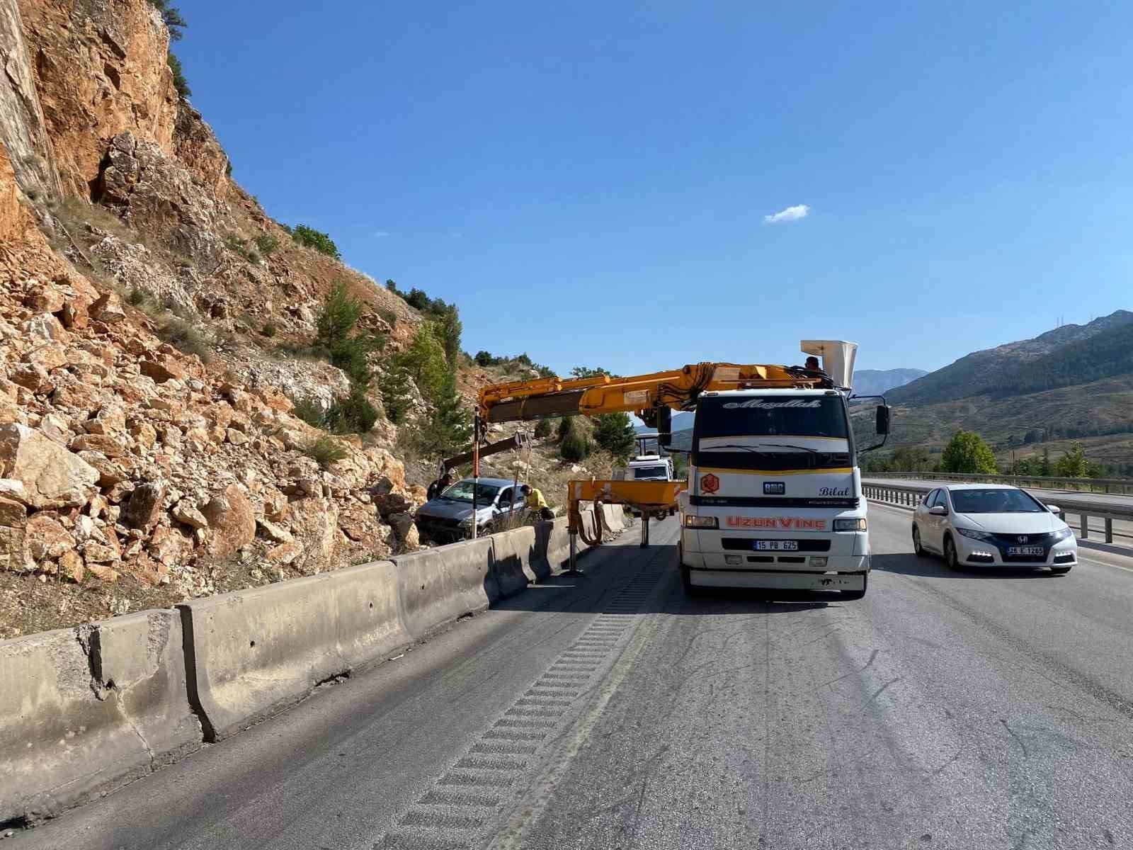 Burdur-Antalya yolunda kaza: Kontrolden çıkan otomobil bariyeri aşıp kayalıklara çarptı