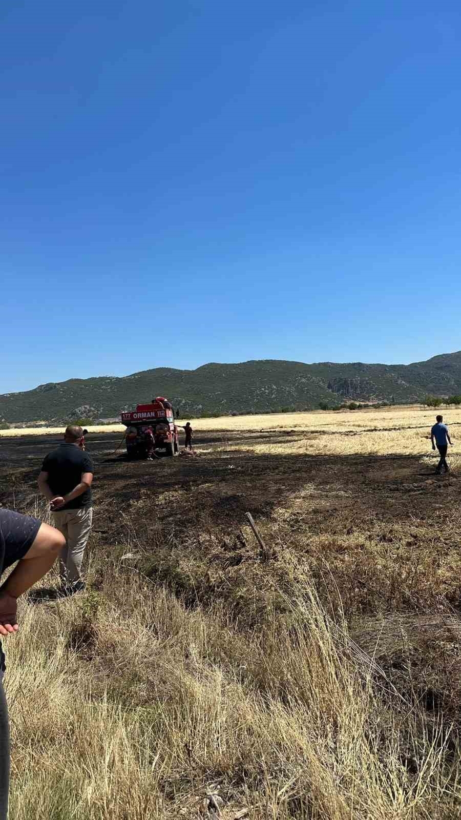 Burdur'da hasat yapılırken çıkan yangında 1 dekar alan yandı