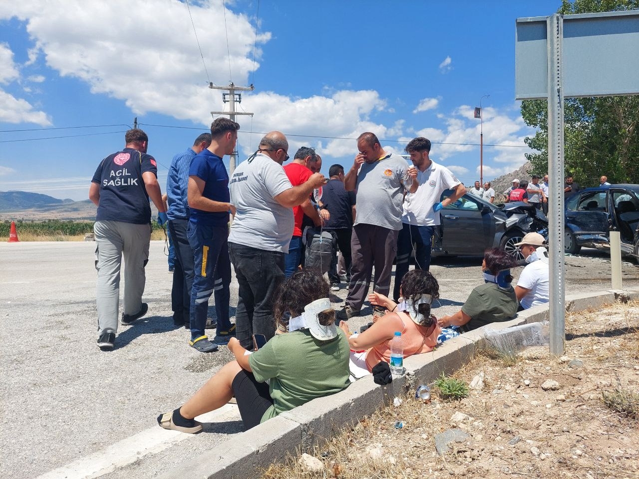 Burdur'da iki otomobil çarpıştı: 1'i ağır 10 yaralı