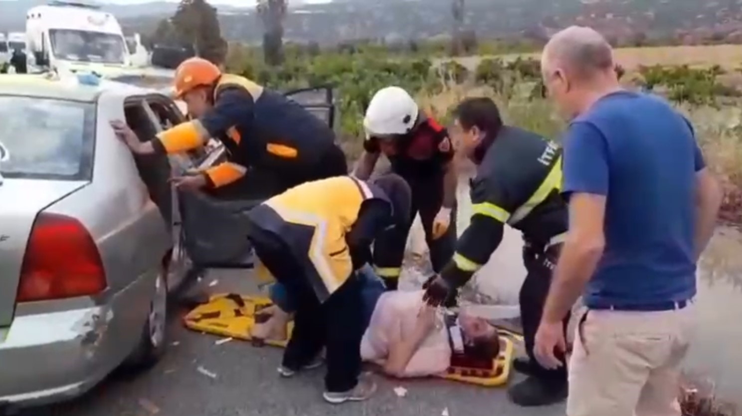 Burdur'da iki otomobil kafa kafaya çarpıştı: 1 ölü, 9 yaralı