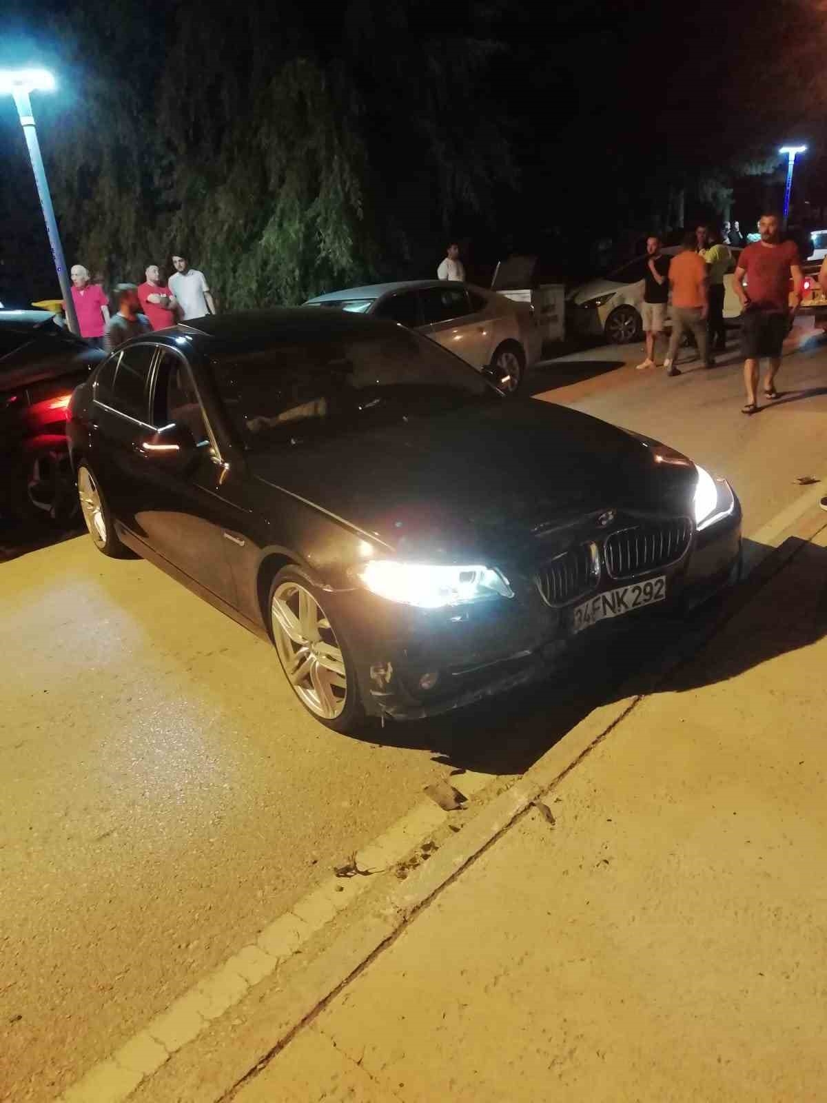 Burdur'da kontrolden çıkan otomobil park halindeki 3 araca çarptı, kaza sonrası sürücü kayıplara karıştı